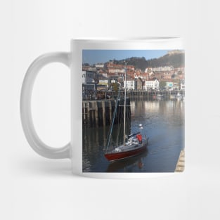 The Ayesha leaves harbour, Scarborough, UK Mug